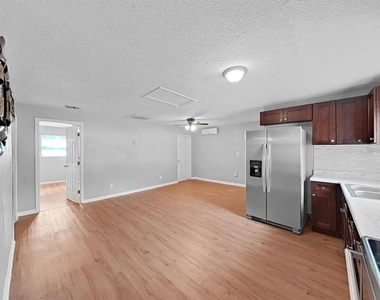 1514 E North Bay Street - Photo Thumbnail 5