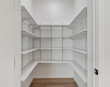 1305 Hilton Place - Photo Thumbnail 8