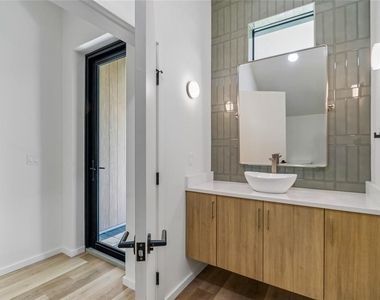 1305 Hilton Place - Photo Thumbnail 7