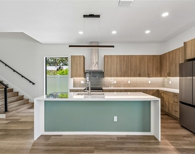 1305 Hilton Place - Photo Thumbnail 14