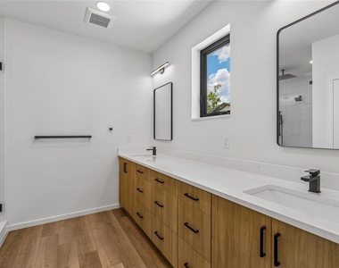 1305 Hilton Place - Photo Thumbnail 22
