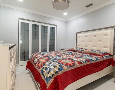 9446 Bayside Court - Photo Thumbnail 18