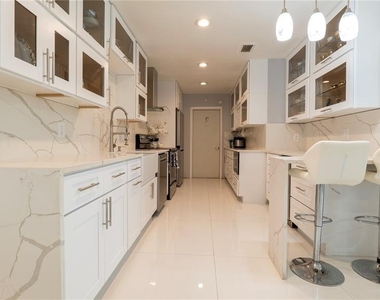 9446 Bayside Court - Photo Thumbnail 7