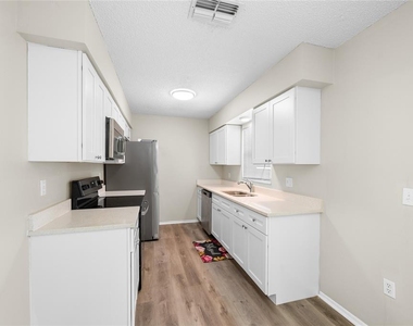 1221 E Court Street - Photo Thumbnail 11