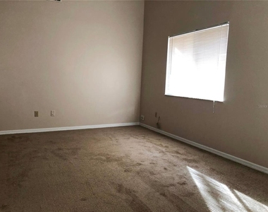 906 Robinhood Court - Photo Thumbnail 2