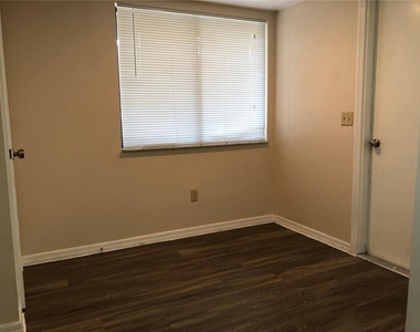 906 Robinhood Court - Photo Thumbnail 5