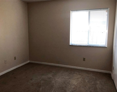 906 Robinhood Court - Photo Thumbnail 8