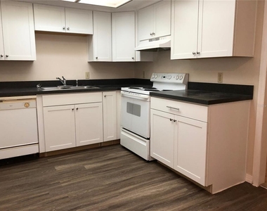 906 Robinhood Court - Photo Thumbnail 4