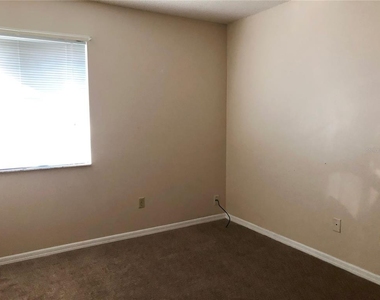 906 Robinhood Court - Photo Thumbnail 9