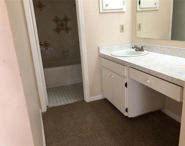 906 Robinhood Court - Photo Thumbnail 7