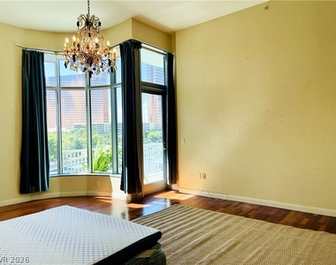 360 E Desert Inn Road - Photo Thumbnail 10