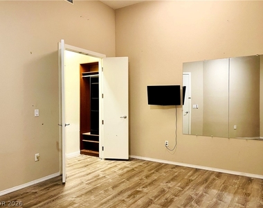 360 E Desert Inn Road - Photo Thumbnail 22