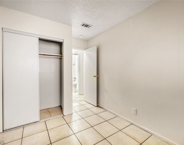 1272 Lawry Avenue - Photo Thumbnail 3