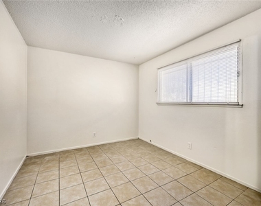 1272 Lawry Avenue - Photo Thumbnail 4