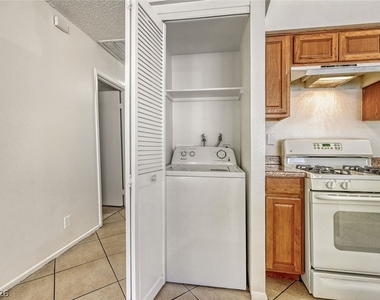1272 Lawry Avenue - Photo Thumbnail 8