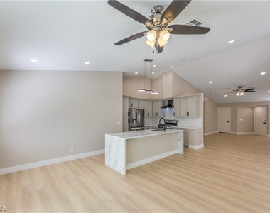 7633 Prairie Corners Drive - Photo Thumbnail 12