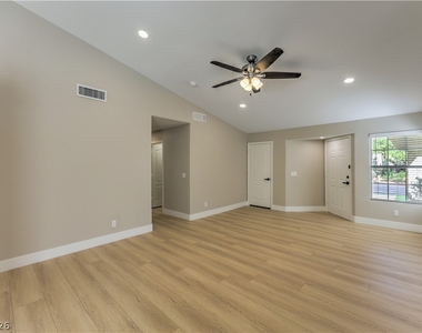 7633 Prairie Corners Drive - Photo Thumbnail 6