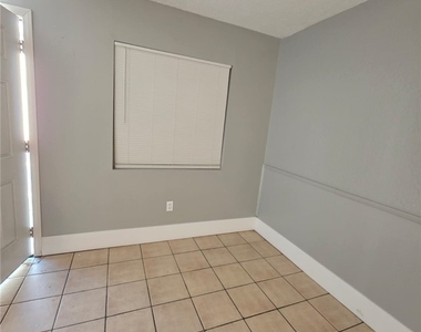 1075 E Desert Inn Road - Photo Thumbnail 5