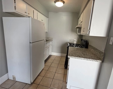 1075 E Desert Inn Road - Photo Thumbnail 2