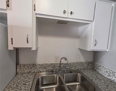 1075 E Desert Inn Road - Photo Thumbnail 7
