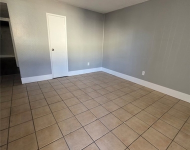 1075 E Desert Inn Road - Photo Thumbnail 4