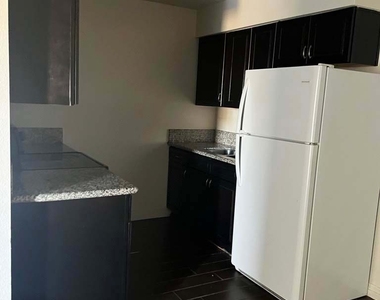 2616 Lynnwood Street - Photo Thumbnail 6