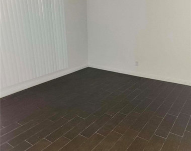 2616 Lynnwood Street - Photo Thumbnail 3