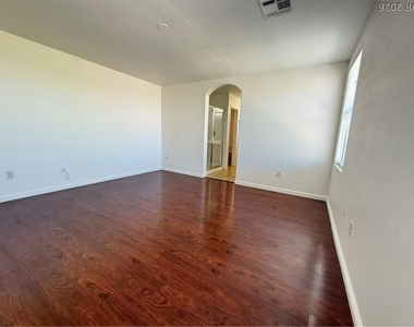 6546 Marco Vista Avenue - Photo Thumbnail 15