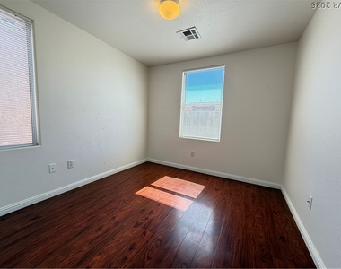 6546 Marco Vista Avenue - Photo Thumbnail 18