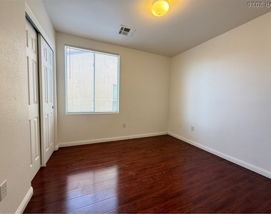 6546 Marco Vista Avenue - Photo Thumbnail 20