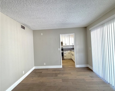 6950 Wedgewood Way - Photo Thumbnail 5