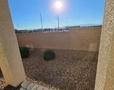6037 Amaryllis Falls Street - Photo Thumbnail 16