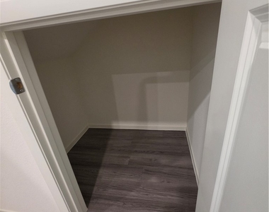 6037 Amaryllis Falls Street - Photo Thumbnail 13