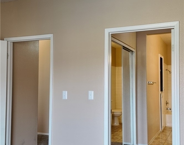 1900 N Torrey Pines Drive - Photo Thumbnail 10