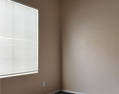 1900 N Torrey Pines Drive - Photo Thumbnail 19