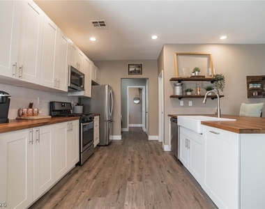 3031 Beaufort Court - Photo Thumbnail 10
