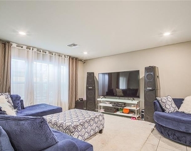 5860 Mia Skye Street - Photo Thumbnail 7
