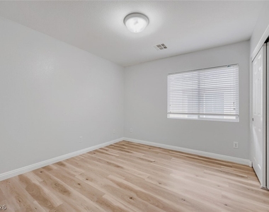 6615 W Camero Avenue - Photo Thumbnail 22