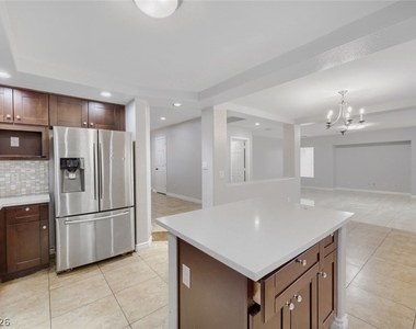 6615 W Camero Avenue - Photo Thumbnail 9