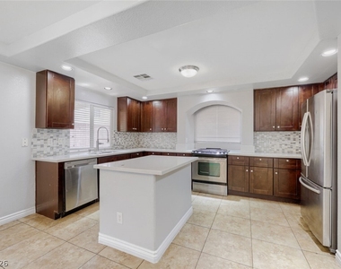 6615 W Camero Avenue - Photo Thumbnail 10