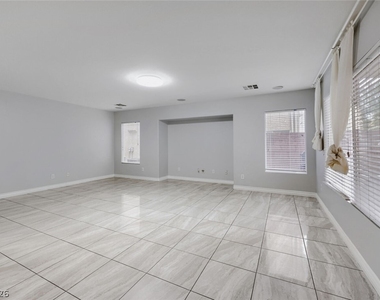 6615 W Camero Avenue - Photo Thumbnail 5