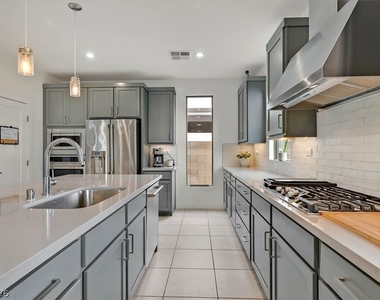 4195 W Landberg Avenue - Photo Thumbnail 12