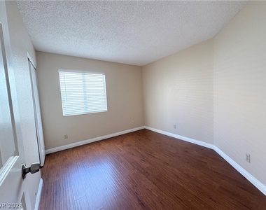 2737 Cathedral Lane - Photo Thumbnail 17