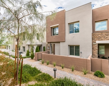 600 N Carriage Hill Drive - Photo Thumbnail 2
