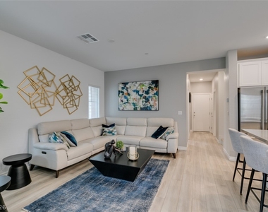 600 N Carriage Hill Drive - Photo Thumbnail 7