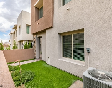 600 N Carriage Hill Drive - Photo Thumbnail 3