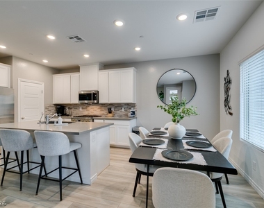 600 N Carriage Hill Drive - Photo Thumbnail 5