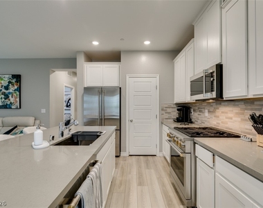 600 N Carriage Hill Drive - Photo Thumbnail 24