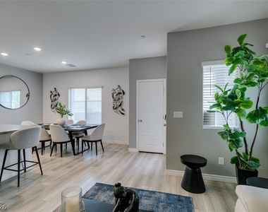 600 N Carriage Hill Drive - Photo Thumbnail 15