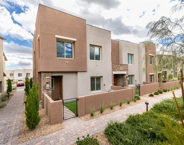 600 N Carriage Hill Drive - Photo Thumbnail 1